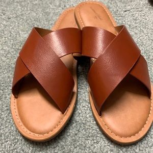 NWOT Universal Thread Sandal